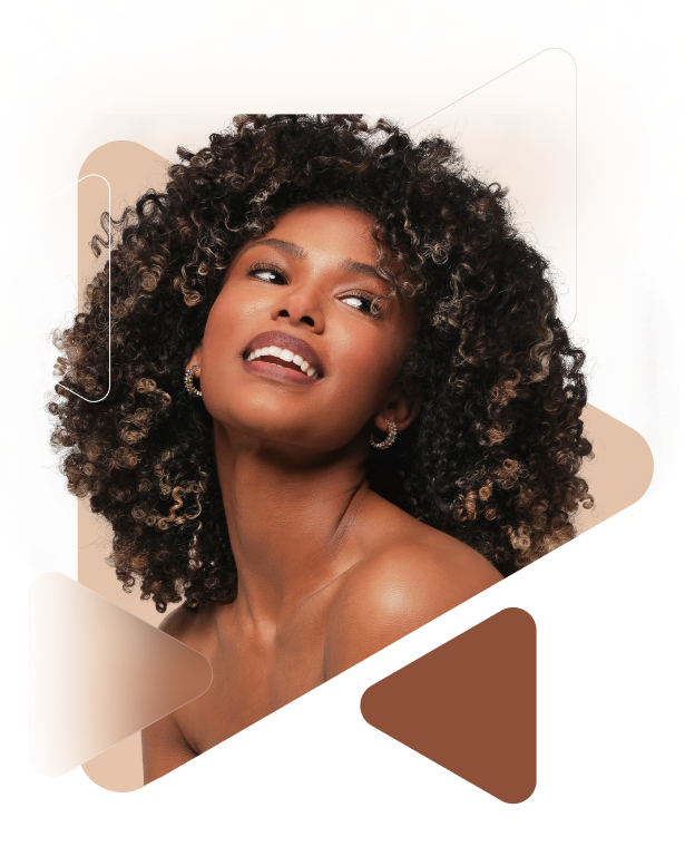 Rico em polissacarídeos de chia e linhaça, o Wavemax® se adere à fibra capilar, formando uma película flexível e resistente, proporcionando cachos naturais de longa duração.